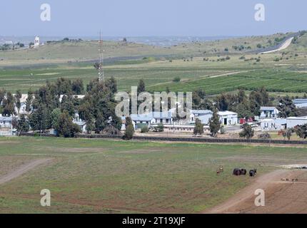 Israel, GOLANHÖHEN ISRAEL, Golanhöhen, Pufferzone und Grenzzaun zu Syrien, ehemaliges syrisches Territorium, das während des Sechstagekrieges und des Jom-Kippur-Krieges von Israel besetzt wurde, UNDOF-Posten *** ISRAEL, Golanhöhen, Grenze und Pufferzone zwischen Israel und Syrien, das Gebiet wurde im Sechstagekrieg 1967 von Israel besetzt und 1981 annektiert, Stützpunkt der UN Friedenstruppe UNDOF, Hintergrund Sperrzaun zu Syrien Israel Credit: Imago/Alamy Live News Stockfoto