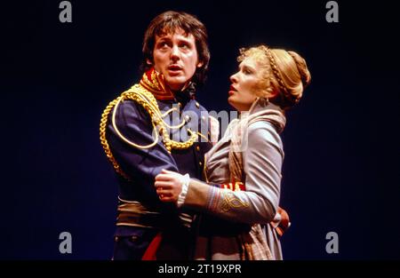 Patrick Drury (Prinz Friedrich Arthur von Homburg), Lindsay Duncan (Prinzessin Natalie von Orange) in DER PRINZ von HOMBURG von Heinrich von Kleist am Cottesloe Theatre, National Theatre (NT), London SE1 22/04/1982 in einer Fassung von John James Design: Alison Chitty Beleuchtung: Stephen Wentworth Regie: John Burgess Stockfoto