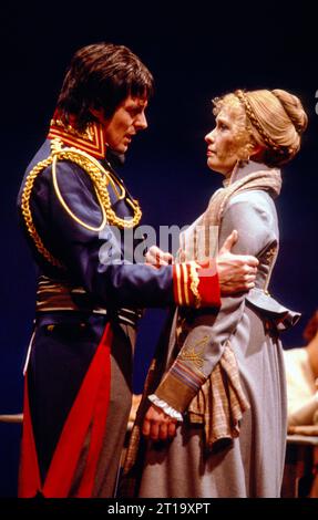 Patrick Drury (Prinz Friedrich Arthur von Homburg), Lindsay Duncan (Prinzessin Natalie von Orange) in DER PRINZ von HOMBURG von Heinrich von Kleist am Cottesloe Theatre, National Theatre (NT), London SE1 22/04/1982 in einer Fassung von John James Design: Alison Chitty Beleuchtung: Stephen Wentworth Regie: John Burgess Stockfoto