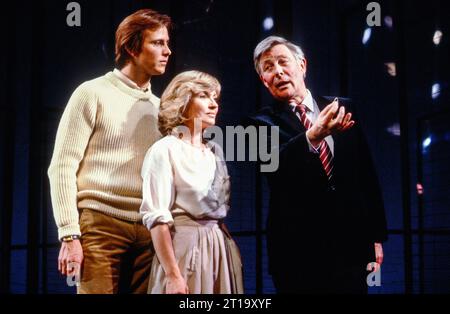 l-r: Christopher Blake (Andrew), Hannah Gordon (Teresa), Paul Daneman (Adam) im JUWELIERGESCHÄFT von Karol Wojtyla im Westminster Theatre, London SW1 25/05/1982 Englische Übersetzung: Boleslaw Taborski Musik: Martin Bestes Bühnenbild: Daphne Dare Kostüme: Ann Curtis Beleuchtung: Leonard Tucker Regie: Robin Phillips Stockfoto