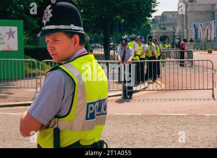 POLIZEI, TAGUNG DES EUROPÄISCHEN RATES, CARDIFF, 1998: Die Polizei von South Wales steht während der Tagung des Europäischen Rates in Cardiff, Wales, Vereinigtes Königreich, am 16. Juni 1998 vor dem Cardiff Museum und dem Rathaus. Foto: Rob Watkins Stockfoto