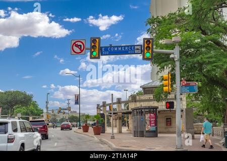 San Antonio, Texas, USA – 9. Mai 2023: Straßenblick mit einer eigenständigen öffentlichen Toilette und Verkehrsampel an der Commerce Street und Losoya Street in Downt Stockfoto