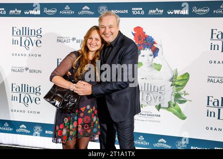 Stephan Grossmann mit Ehefrau Lidija bei FALLING IN LOVE Grand Show Weltpremiere im Friedrichstadt-Palast Berlin. *** Stephan Grossmann mit Frau Lidija bei der Weltpremiere der FALLING IN LOVE Grand Show im Friedrichstadt Palast Berlin Credit: Imago/Alamy Live News Stockfoto