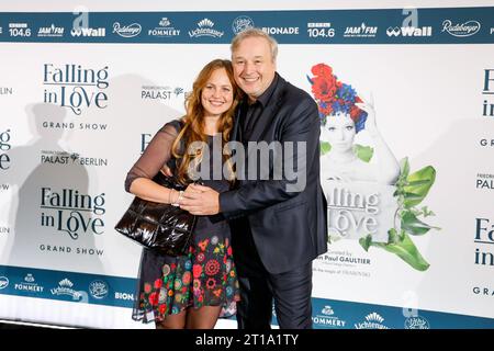 Stephan Grossmann mit Ehefrau Lidija bei FALLING IN LOVE Grand Show Weltpremiere im Friedrichstadt-Palast Berlin. *** Stephan Grossmann mit Frau Lidija bei der Weltpremiere der FALLING IN LOVE Grand Show im Friedrichstadt Palast Berlin Credit: Imago/Alamy Live News Stockfoto