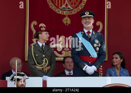 Madrid Spanien; 10.12.2023.- König Felipe VI., Königin Letizia und ihre Tochter Leonor de Borbón, Prinzessin von Asturien, führen die Militärparade anlässlich des Nationalfeiertags. Die Anfänge dieses Festivals gehen auf König Alfonso VIII. Zurück und feiern die Ankunft von Christoph Kolumbus auf dem heutigen amerikanischen Kontinent im Jahr 1492. Foto: Juan Carlos Rojas Stockfoto