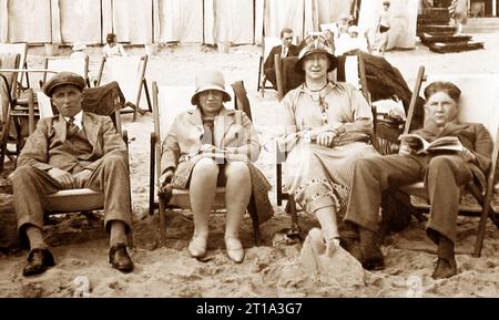 Urlauber, die in den 1920er Jahren keinen Spaß am Strand hatten Stockfoto