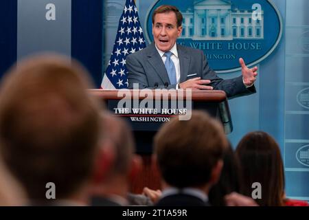 Washington, Usa. Oktober 2023. John Kirby, Koordinator des Nationalen Sicherheitsrats für strategische Kommunikation, spricht am Donnerstag, den 12. Oktober 2023 beim Pressebriefing des Weißen Hauses in Washington, DC. Foto: Ken Cedeno/Pool/SIPA USA Credit: SIPA USA/Alamy Live News Stockfoto