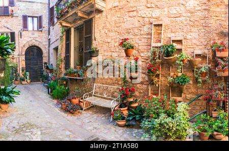 Traditionelle alte Dörfer Italiens, Umbrien - wunderschöne Stadt Spello. Bezaubernde Blumendekoration Stockfoto