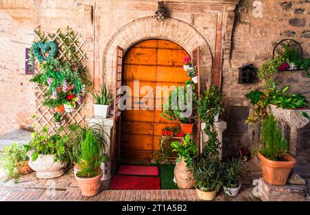 Traditionelle alte Dörfer Italiens, Umbrien - Spello Stadt. Bezaubernde Blumendekoration Stockfoto