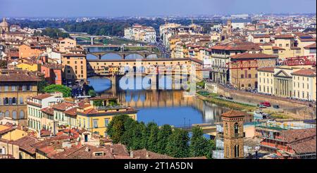 Italien, großartige Wahrzeichen und Städte - Stadt der Kunst und Kultur - Florenz, Panoramablick auf das Stadtzentrum und die alte Brücke Ponte vechio Stockfoto