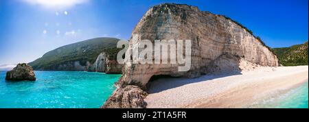Griechenland die besten Strände der Ionischen Inseln. Cephalonia (Kefalonia) - malerischer, einsamer Strand Fteris mit tropischem türkisfarbenem Meer und weißen Kieselsteinen Stockfoto
