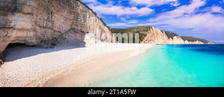 Griechenland die besten Strände der Ionischen Inseln. Cephalonia (Kefalonia) - malerischer, einsamer Strand Fteris mit tropischem türkisfarbenem Meer und weißen Kieselsteinen Stockfoto