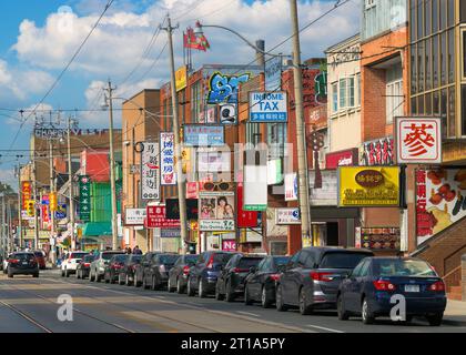 Bunte Schilder und Gebäude des Viertels Chinatown an der Ecke Beverley Street und Dunas Street in Toronto, Ontario Stockfoto