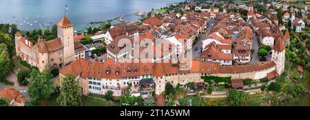 Schweiz Reisen und Landmraks. Charmante mittelalterliche Stadt Murten (Morat) in malerischem See. Panoramablick der Drohne. Idyllische Orte der Schweiz. CA Stockfoto