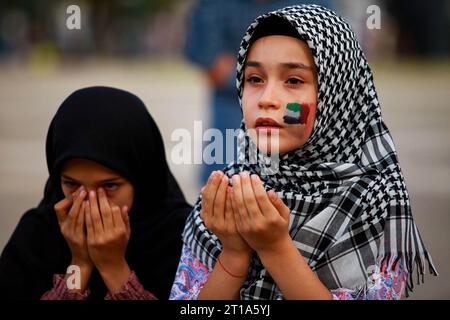 8. Oktober 2023: Gaziantep, Türkei: Menschen aller Altersgruppen versammeln sich in Gaziantep zu einer Mahnwache, um Palästinenser während der laufenden Militäroperationen in Gaza und im Süden Israels zu unterstützen. Während des Protests hielten die Teilnehmer Gebete für Palästinenser, während sie Slogans gegen die israelische Besatzung skandierten (Credit Image: © Zakariya Yahya/IMAGESLIVE via ZUMA Press Wire) NUR REDAKTIONELLE VERWENDUNG! Nicht für kommerzielle ZWECKE! Stockfoto