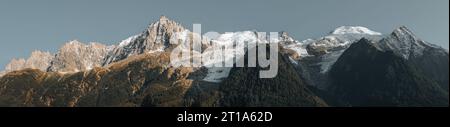 Bergpanorama der Chamonix-Alpen, Haute-Savoie, Frankreich. Aiguille du Midi und das Mont-Blanc-Massiv von Chamonix-Mont-Blanc aus gesehen. Stockfoto