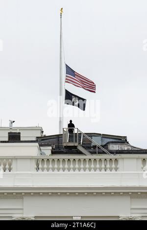 Die Flagge über dem Weißen Haus fliegt auf halbem Stab zu Ehren von Senatorin Dianne Feinstein, Freitag, 29. September 2023, in Washington. D.C. (Offizielles Foto des Weißen Hauses von Oliver Contreras) Stockfoto