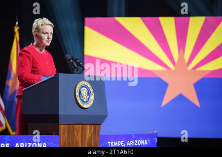 Botschafterin Cindy McCain stellt Präsident Joe Biden am Donnerstag, 28. September 2023, im Tempe Center for the Arts in Tempe, Arizona vor. (Offizielles Foto des Weißen Hauses von Adam Schultz) Stockfoto