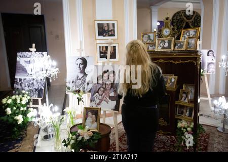 Kiew, Ukraine. Oktober 2023. Eine Frau schaut sich Fotos der verstorbenen Sängerin während der Beerdigung der ukrainischen Volkssängerin Nina Matviienko an. Quelle: SOPA Images Limited/Alamy Live News Stockfoto