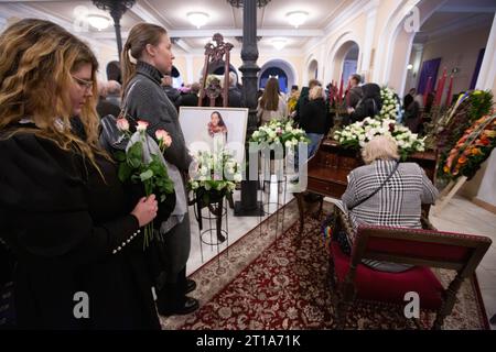 Kiew, Ukraine. Oktober 2023. Während der Beerdigung der ukrainischen Folk-Sängerin Nina Matviienko in der Staatsphilharmonie stehen die Menschen an der Schlange, um das Beileidsbuch zu unterschreiben. Quelle: SOPA Images Limited/Alamy Live News Stockfoto