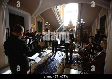 Kiew, Ukraine. Oktober 2023. Ein Orchester tritt während der Beerdigung der ukrainischen Folk-Sängerin Nina Matviienko in der Staatsphilharmonie auf. Die Volkssängerin Nina Matviienko starb am 8. Oktober 2023 im Alter von 75 Jahren an einer Krankheit. Quelle: SOPA Images Limited/Alamy Live News Stockfoto