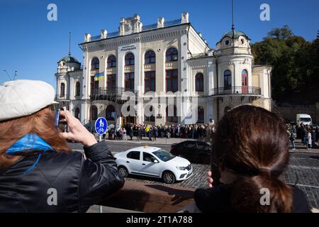 Kiew, Ukraine. Oktober 2023. Die Menschen nehmen an der Beerdigung der ukrainischen Volkssängerin Nina Matviienko in der Staatsphilharmonie Teil. (Foto: Oleksii Chumachenko/SOPA Images/SIPA USA) Credit: SIPA USA/Alamy Live News Stockfoto