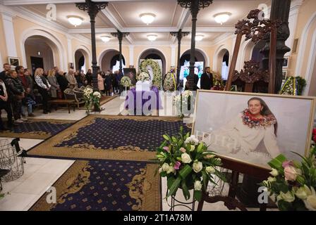Kiew, Ukraine. Oktober 2023. Ein Chor tritt während der Beerdigung der ukrainischen Volkssängerin Nina Matviienko in der Staatsphilharmonie auf. (Foto: Oleksii Chumachenko/SOPA Images/SIPA USA) Credit: SIPA USA/Alamy Live News Stockfoto