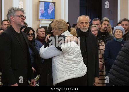 Kiew, Ukraine. Oktober 2023. Verwandte trauern während der Beerdigung der ukrainischen Volkssängerin Nina Matviienko in der Staatsphilharmonie. (Credit Image: © Oleksii Chumachenko/SOPA Images via ZUMA Press Wire) NUR REDAKTIONELLE VERWENDUNG! Nicht für kommerzielle ZWECKE! Stockfoto