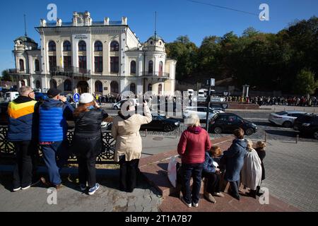 Kiew, Ukraine. Oktober 2023. Die Menschen nehmen an der Beerdigung der ukrainischen Volkssängerin Nina Matviienko in der Staatsphilharmonie Teil. (Credit Image: © Oleksii Chumachenko/SOPA Images via ZUMA Press Wire) NUR REDAKTIONELLE VERWENDUNG! Nicht für kommerzielle ZWECKE! Stockfoto