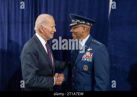 Präsident Joe Biden begrüßt am Freitag, den 29. September 2023 in der Joint Base Myer-Henderson Hall in Arlington, Virginia, den 21. Vorsitzenden der Joint Chiefs of Staff General Charles Q. Brown, Jr. und seine Familie. (Offizielles Foto des Weißen Hauses von Adam Schultz) Stockfoto