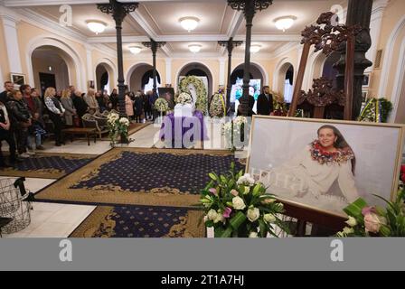 Kiew, Ukraine. Oktober 2023. Ein Chor tritt während der Beerdigung der ukrainischen Volkssängerin Nina Matviienko in der Staatsphilharmonie auf. (Credit Image: © Oleksii Chumachenko/SOPA Images via ZUMA Press Wire) NUR REDAKTIONELLE VERWENDUNG! Nicht für kommerzielle ZWECKE! Stockfoto