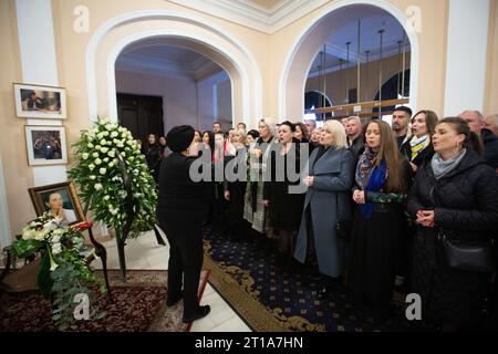 Kiew, Ukraine. Oktober 2023. Ein Chor tritt während der Beerdigung der ukrainischen Volkssängerin Nina Matviienko in der Staatsphilharmonie auf. (Credit Image: © Oleksii Chumachenko/SOPA Images via ZUMA Press Wire) NUR REDAKTIONELLE VERWENDUNG! Nicht für kommerzielle ZWECKE! Stockfoto