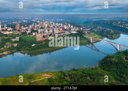 Aus der Vogelperspektive auf die paraguayische Stadt Ciudad del Este und die Freundschaftsbrücke, die Paraguay und Brasilien durch die Grenze über den Fluss Parana verbindet. Stockfoto