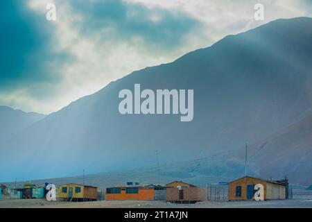 Eine kleine Fischbucht mit sehr armen Häusern an der Küste der Atacama-Wüste im Norden Chiles Stockfoto