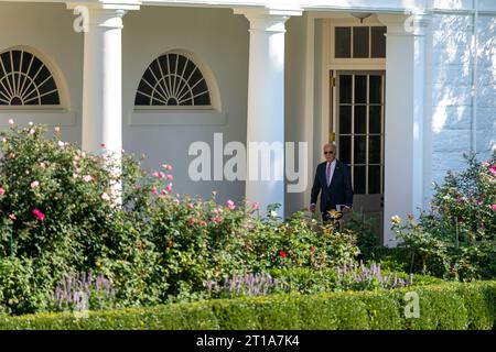 Präsident Joe Biden geht am Montag, 2. Oktober 2023, an der Kolonnade des Weißen Hauses entlang zum Oval Office. (Offizielles Foto des Weißen Hauses von Adam Schultz) Stockfoto