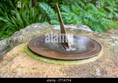 Vintage Sonnenuhr Garten Metall Bronze, werfen einen Schatten auf das Zifferblatt mit römischen Zahlen Stockfoto