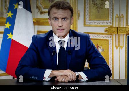 Paris, Frankreich, 12. Oktober 2023. Frankreichs Präsident Emmanuel Macron spricht im Fernsehen im Zusammenhang mit Ereignissen in Israel und Gaza am 12. Oktober 2023 im Elysee-Palast in Paris.Foto: Eliot Blondet/ABACAPRESS.COM Credit: Abaca Press/Alamy Live News Stockfoto