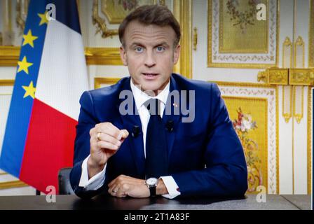 Paris, Frankreich, 12. Oktober 2023. Frankreichs Präsident Emmanuel Macron spricht im Fernsehen im Zusammenhang mit Ereignissen in Israel und Gaza am 12. Oktober 2023 im Elysee-Palast in Paris.Foto: Eliot Blondet/ABACAPRESS.COM Credit: Abaca Press/Alamy Live News Stockfoto