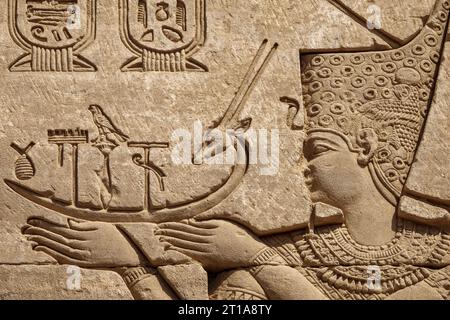 Nahaufnahme von Hilfsarbeiten an Blöcken am Dendera-Tempel in der Nähe von Qena, Ägypten Stockfoto