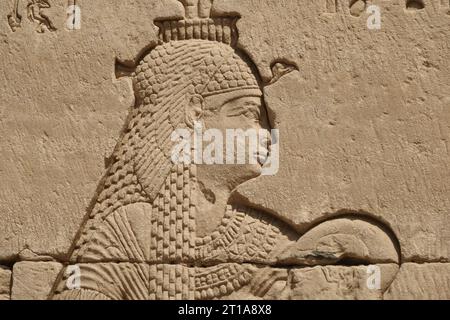 Nahaufnahme von Hilfsarbeiten an Blöcken am Dendera-Tempel in der Nähe von Qena, Ägypten Stockfoto