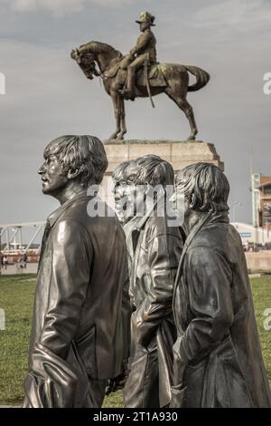 Liverpool, England - 08. Oktober 2023 - Seitenansicht der Bronzestatue die Beatles stehen am Pier Head auf der Seite des River Mersey. Feiern Sie das Vermächtnis Stockfoto