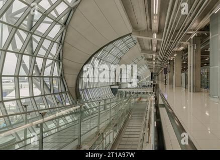 Bangkok, Thailand - 05. Oktober 2023 - Moderne Architektur Innenarchitektur aus Metallbau und Glas am Suvarnabhumi Abflugterminal. Depar Stockfoto