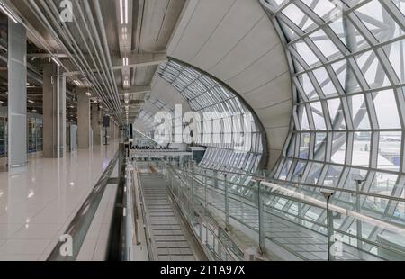 Bangkok, Thailand - 05. Oktober 2023 - Moderne Architektur Innenarchitektur aus Metallbau und Glas am Suvarnabhumi Abflugterminal. Depar Stockfoto