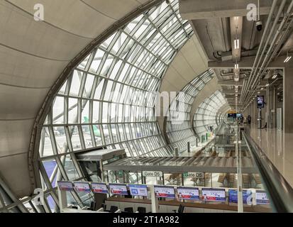 Bangkok, Thailand - 05. Oktober 2023 - Moderne Architektur Innenarchitektur aus Metallbau und Glas am Suvarnabhumi Abflugterminal. Depar Stockfoto