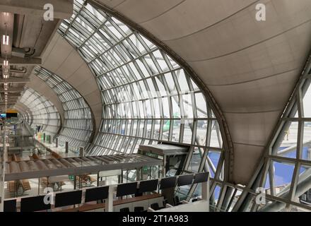 Bangkok, Thailand - 05. Oktober 2023 - Moderne Architektur Innenarchitektur aus Metallbau und Glas am Suvarnabhumi Abflugterminal. Depar Stockfoto