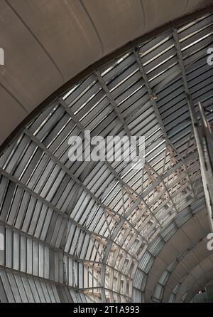 Bangkok, Thailand - 05. Oktober 2023 - Moderne Architektur Innenarchitektur aus Metallbau und Glas am Suvarnabhumi Abflugterminal. Depar Stockfoto