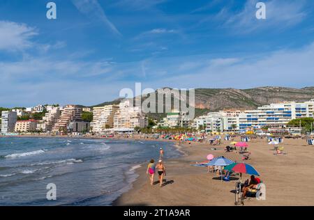 Strand von Oropesa del Mar Costa del Azahar, Spanien in der Nähe von Benicassim mit Touristen und Besuchern Stockfoto