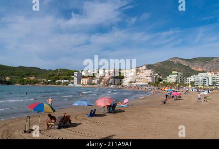 Oropesa del Mar Strand mit Touristen, Besuchern und Sonnenschirmen Spanien in der Nähe von Benicassim Stockfoto