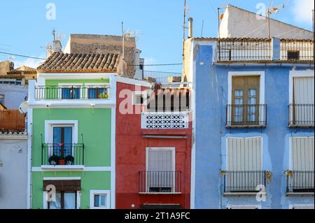 Fassade von pastellfarbenen Häusern im Hafenviertel. Traditionelle Architektur in Costa Blanca Stockfoto