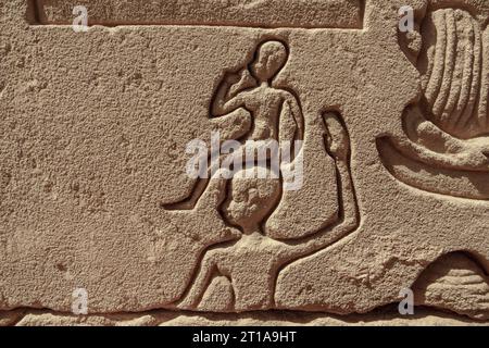 Nahaufnahme von Hilfsarbeiten an Blöcken am Dendera-Tempel in der Nähe von Qena, Ägypten Stockfoto